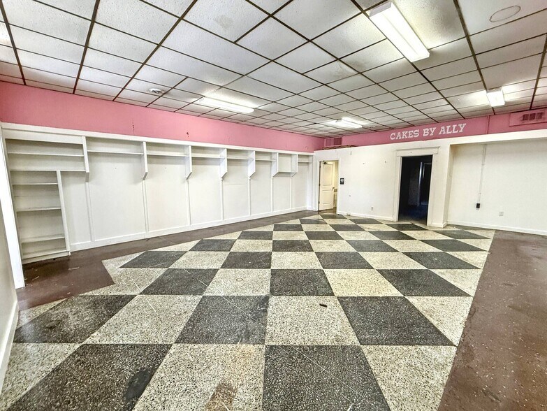 More Photos Of 109 W Monroe St, Herrin Storefront Retail Residential For Lease