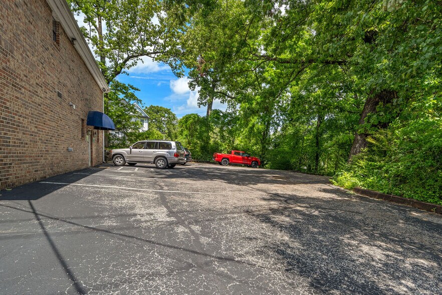 More Photos Of 300 Forest Ave, Chattanooga Office For Sale