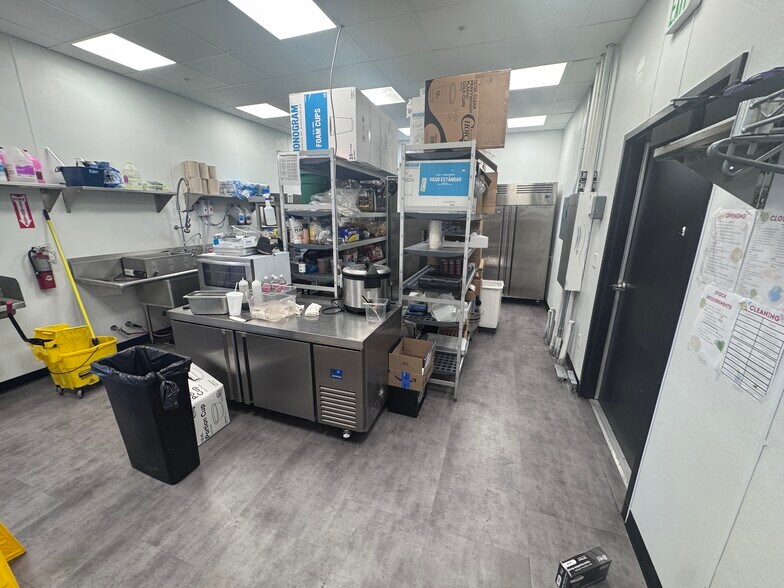 More Photos Of 665 450 N, Vineyard Storefront For Lease