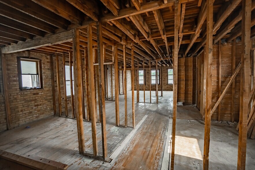 More Photos Of 916 Mainstreet, Hopkins Storefront Retail Residential For Lease