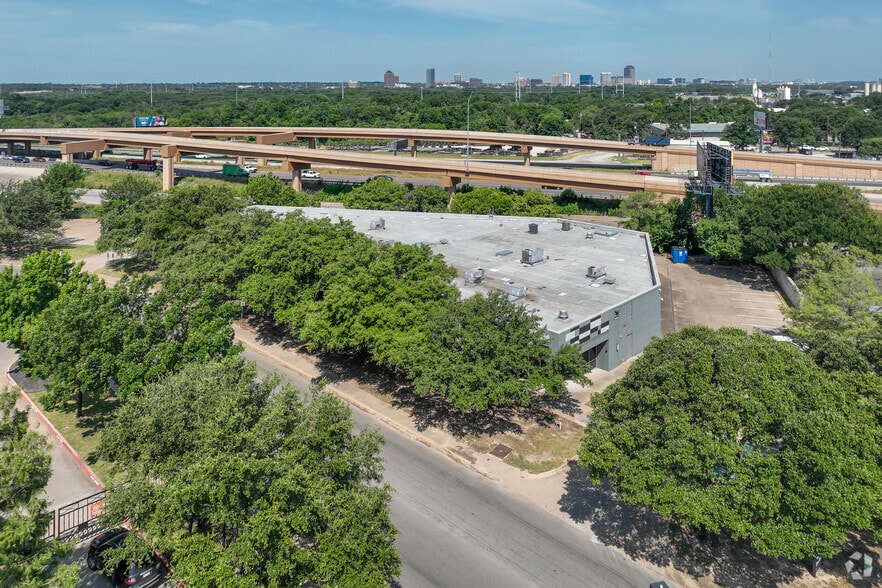 More Photos Of 10105 W Technology Blvd, Dallas Industrial For Sale