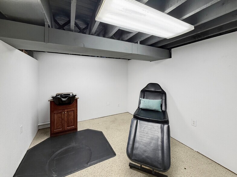 More Photos Of 112 N 2nd Ave W, Newton General Retail For Sale