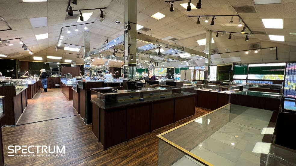 More Photos Of 17648-17656 Ventura Blvd, Encino Unknown For Lease