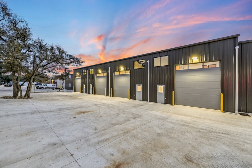 More Photos Of 15210 Fitzhugh Rd, Austin Light Distribution For Lease
