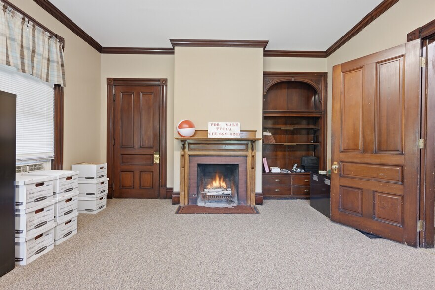 More Photos Of 1 Sylvandale Rd, Lisbon Office For Sale