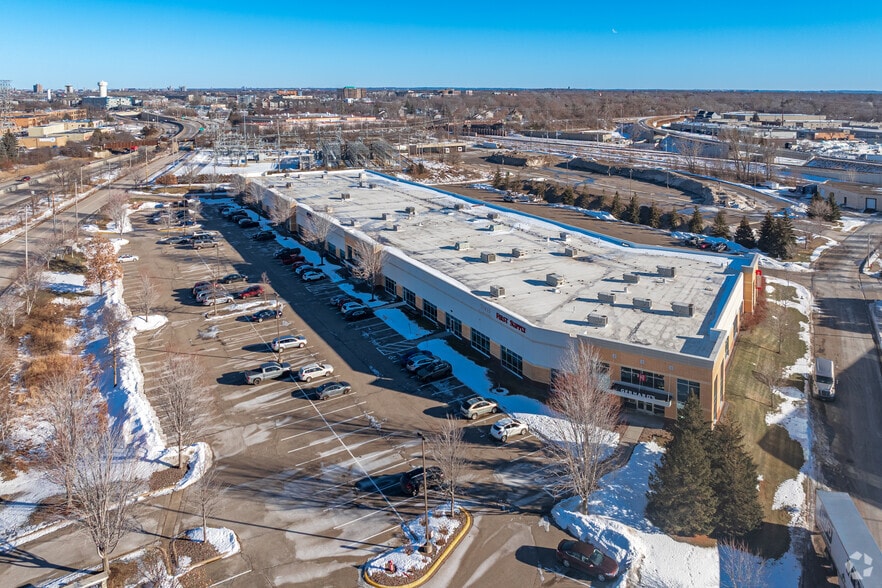 More Photos Of 7003 W Lake St, Saint Louis Park Showroom For Lease