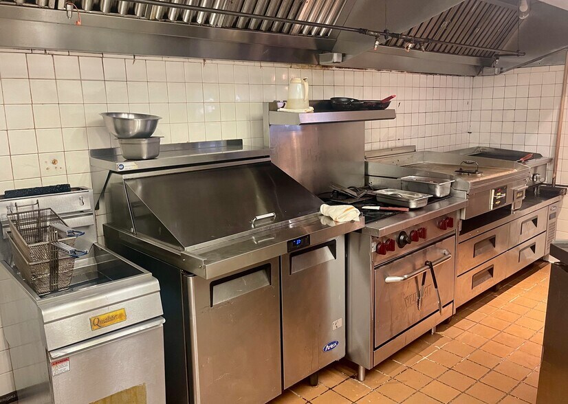 More Photos Of 4323 S Interstate 35, Austin Restaurant For Sale