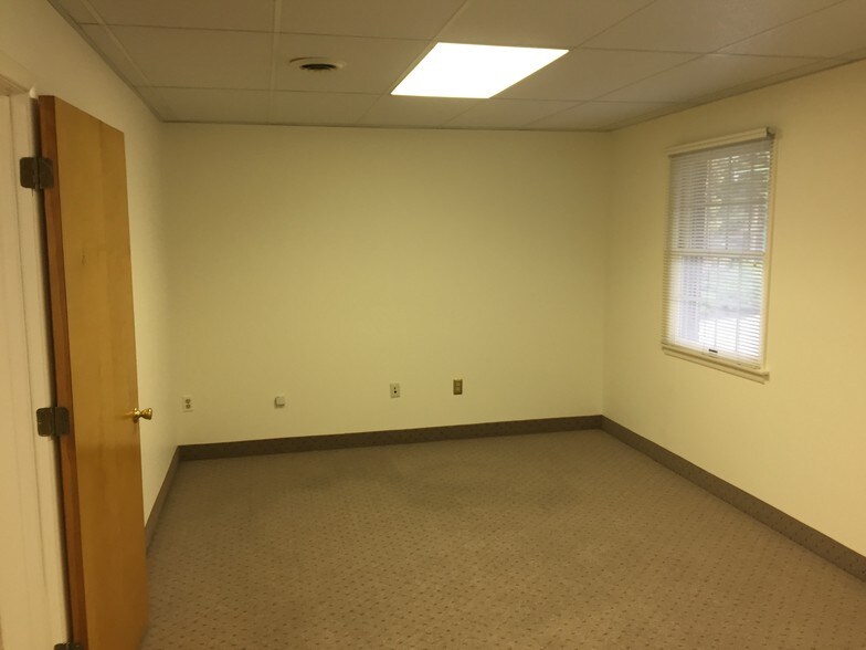 More Photos Of 764 Easton Ave, Somerset Office For Sale