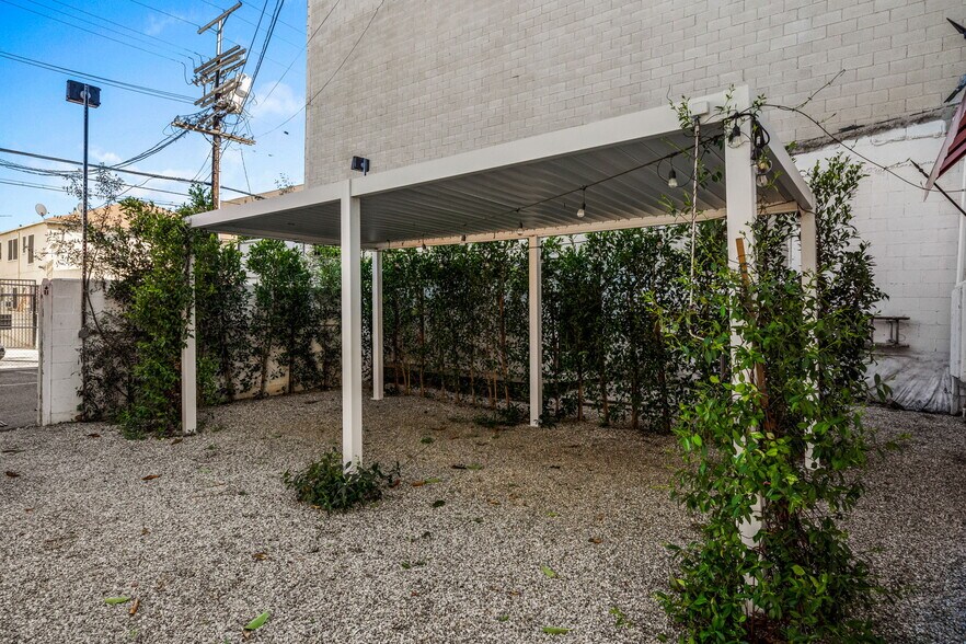 More Photos Of 1020-1024 S Robertson Blvd, Los Angeles Freestanding For Lease