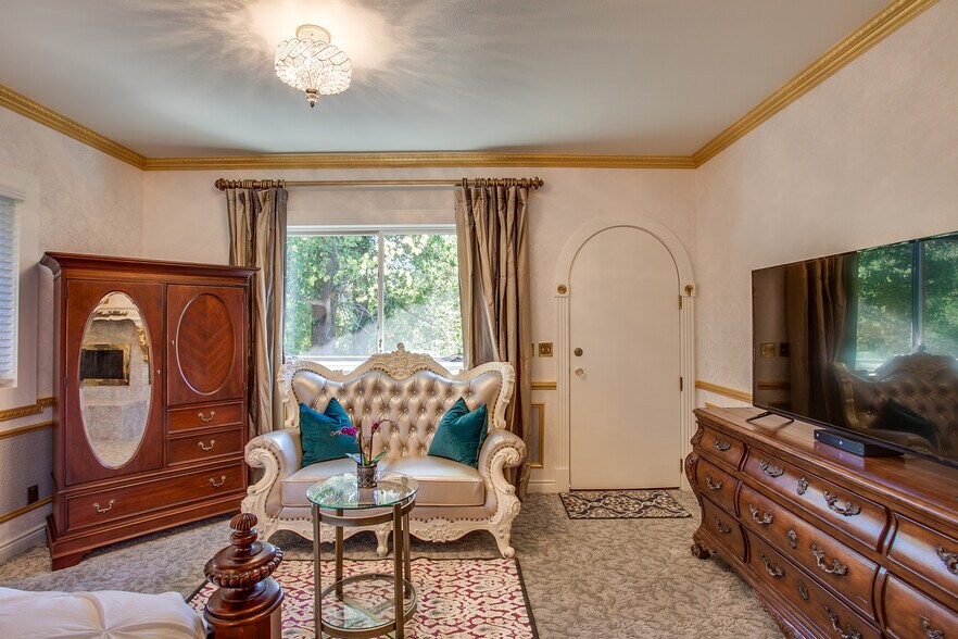 More Photos Of 315 Commercial St, Leavenworth Hotel For Sale