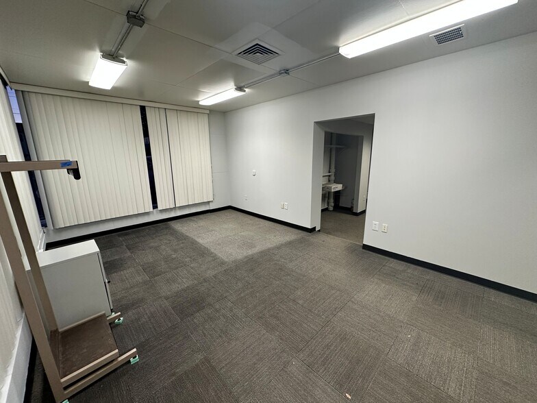 More Photos Of 240 Mohawk Ave, Schenectady Auto Repair For Lease