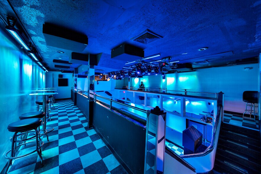 More Photos Of 990 Broadway, Brooklyn Bar For Lease