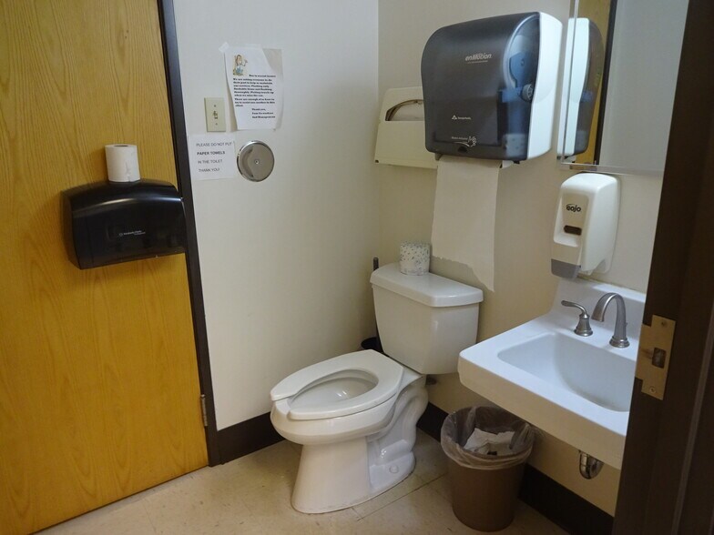 More Photos Of 4701 MacCorkle Ave SE, Charleston Medical For Sale