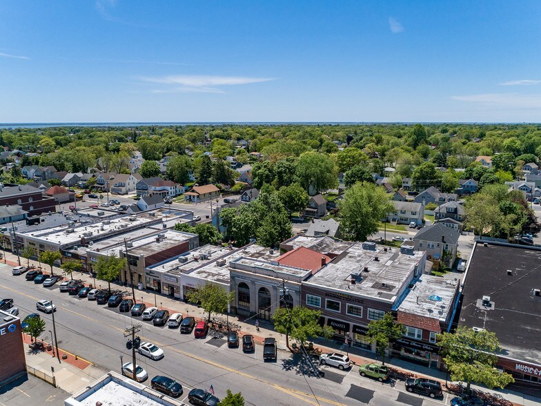 More Photos Of 147 S Wellwood Ave, Lindenhurst Restaurant For Sale