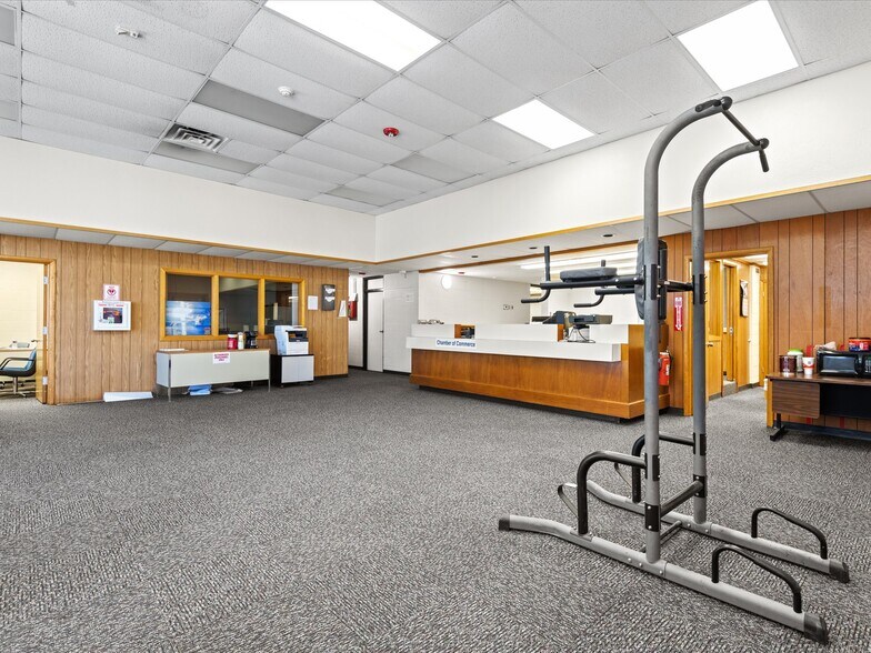 More Photos Of 126 S Maple St, Nowata Office For Sale