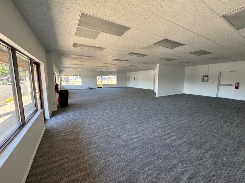 More Photos Of 1360 W Littleton Blvd, Littleton Unknown For Lease
