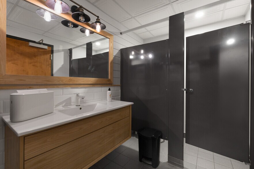 More Photos Of 80-90 Rue Wellington N, Sherbrooke General Retail For Lease
