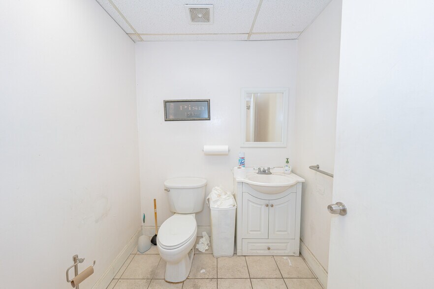 More Photos Of 4000 N 28th Ter, Hollywood Warehouse For Lease