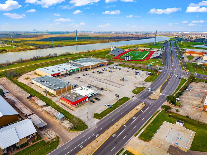 More Photos Of 311 S Brazosport Blvd, Freeport Unknown For Lease