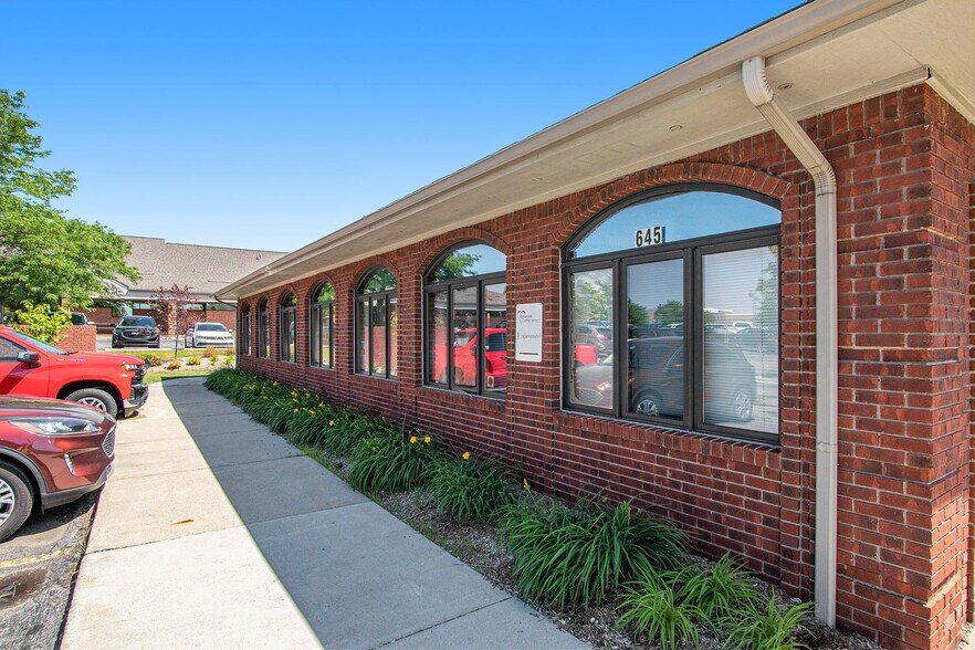 More Photos Of 645 Barclay Cir, Rochester Hills Medical For Lease