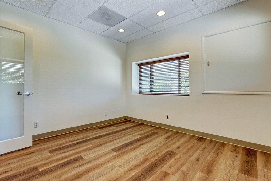 More Photos Of 7448 Deering Ave, Canoga Park Industrial For Sale