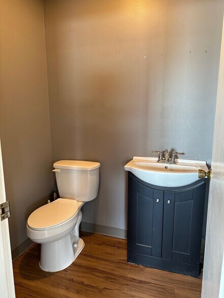 More Photos Of 27 Brians Way, Somerset Warehouse For Lease