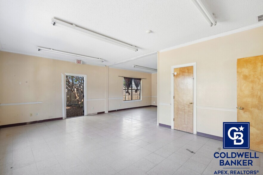 More Photos Of 302 Lincoln Park Dr, Cleburne Medical For Sale