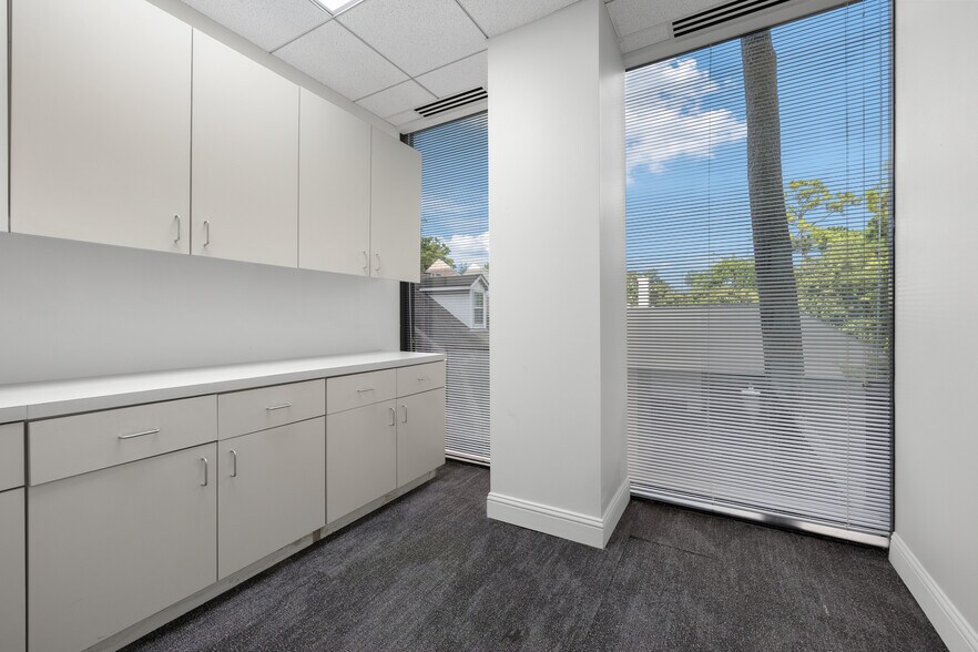 More Photos Of 17 S Briar Hollow Ln, Houston Office Residential For Lease