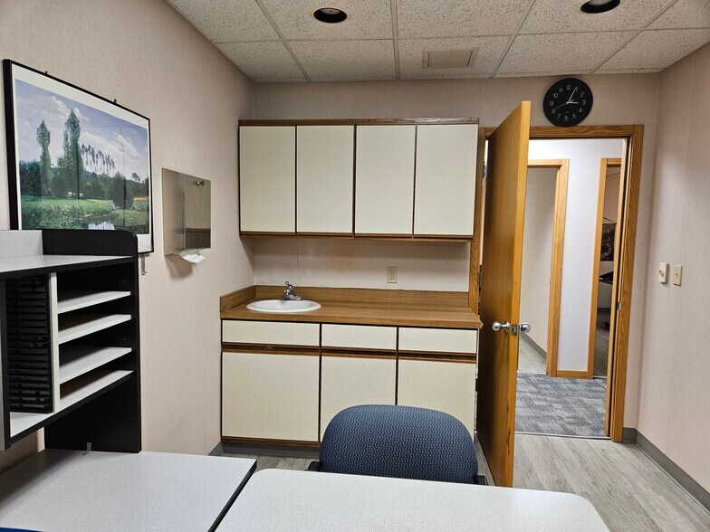 More Photos Of 4705 Towne Centre, Saginaw Medical For Sale