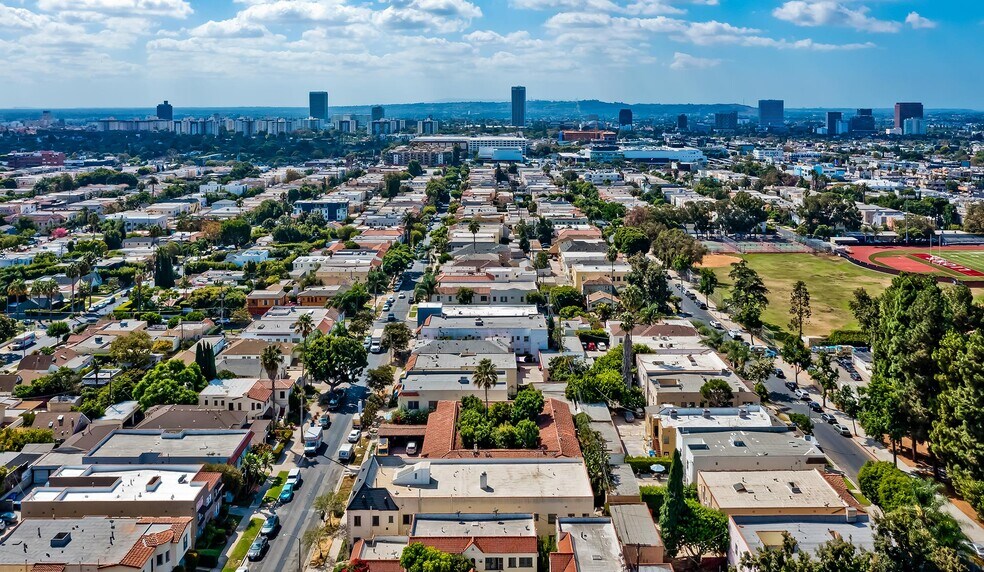 More Photos Of 637 N Spaulding Ave, Los Angeles Apartments For Sale