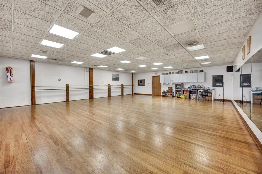 More Photos Of 170-212 N Plains Industrial Rd, Wallingford Light Manufacturing For Sale
