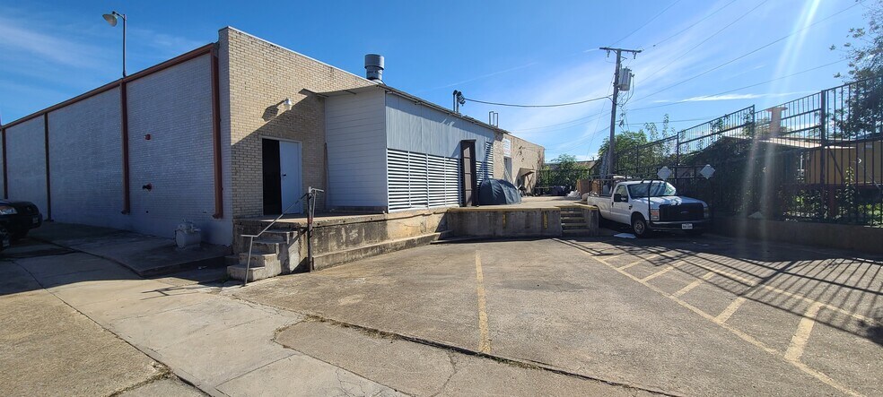 More Photos Of 5520 Military Pky, Dallas Industrial For Sale