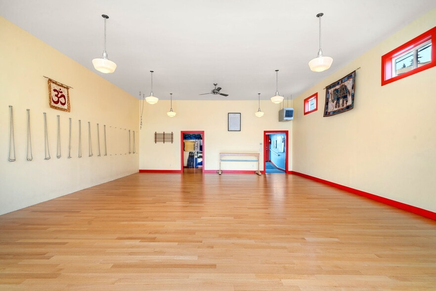 More Photos Of 710 S Lincoln St, Port Angeles General Retail For Sale