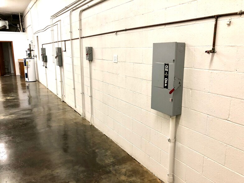 More Photos Of 1222 Hardin Rd, Dallas Manufacturing For Lease