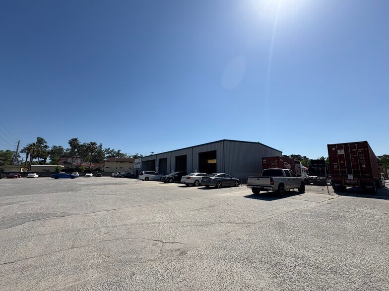More Photos Of 17 Main St, Savannah Distribution For Lease
