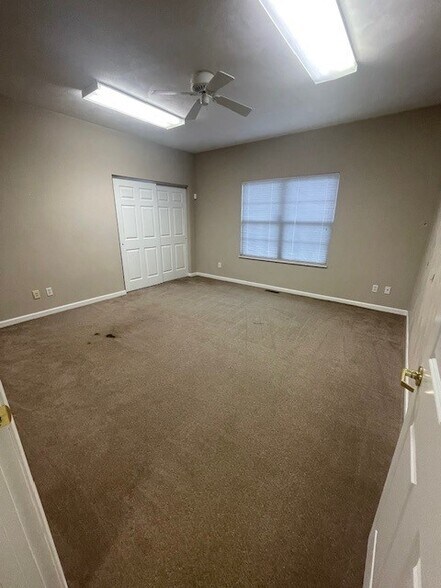 More Photos Of 122 Lincoln Place Ct, Belleville Office For Sale