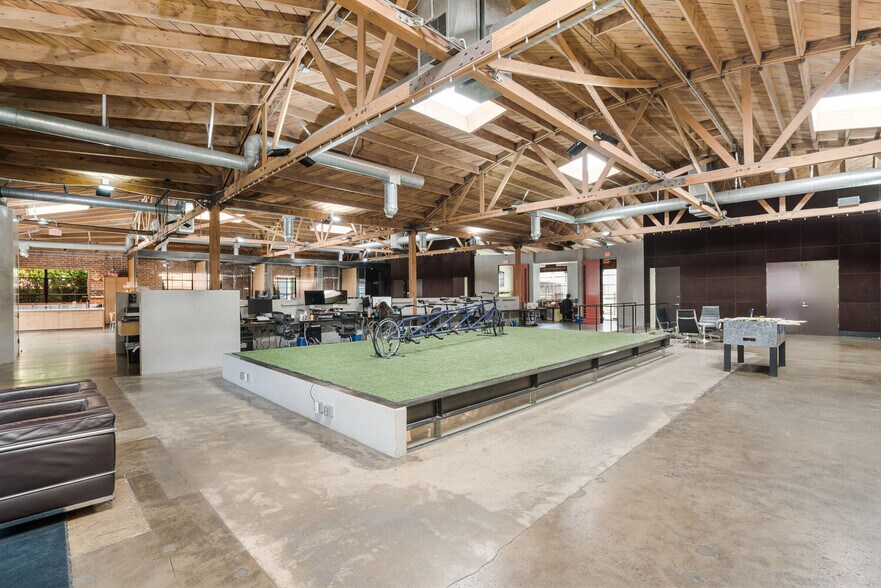More Photos Of 2210 Broadway, Santa Monica Loft Creative Space For Lease