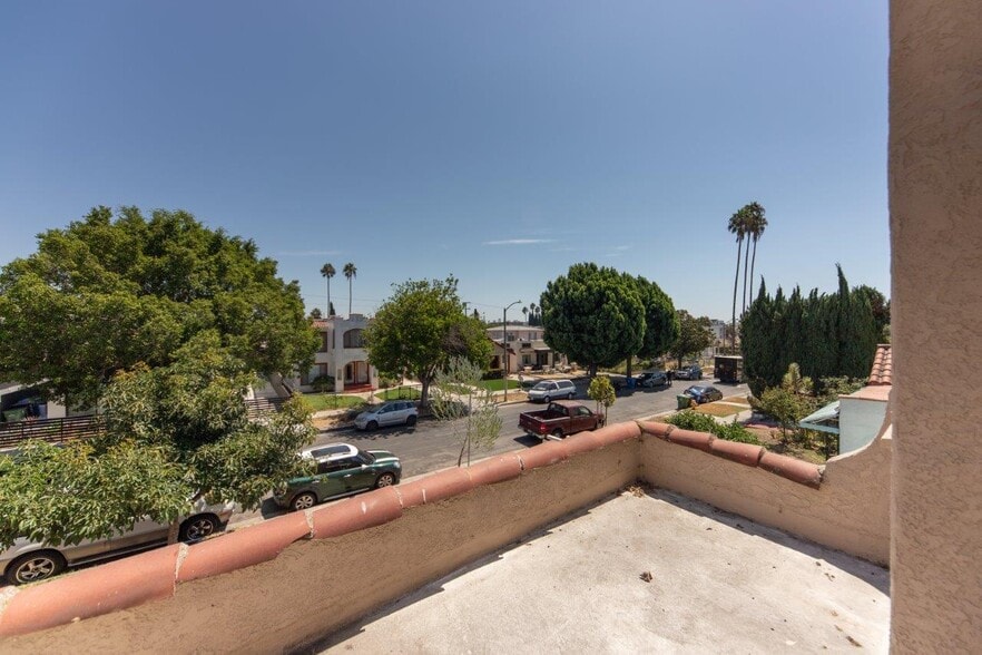 More Photos Of 833 N Ridgewood Pl, Los Angeles Apartments For Sale
