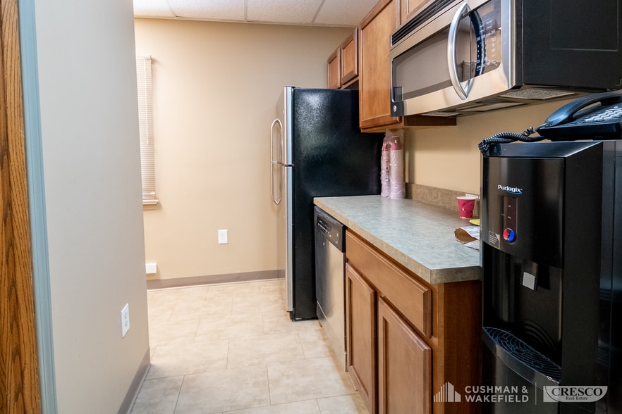 More Photos Of 5555 Mayfield Rd, Cleveland Office For Sale