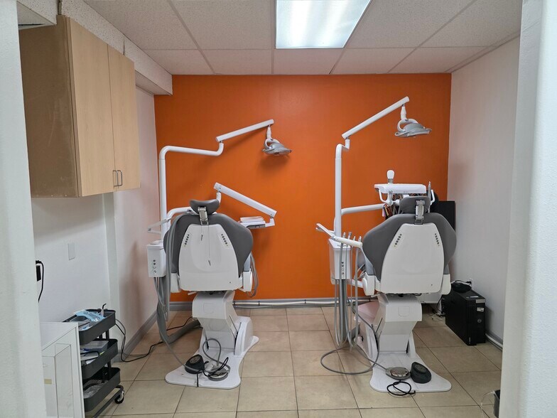 More Photos Of 22062 Ventura Blvd, Woodland Hills Freestanding For Lease