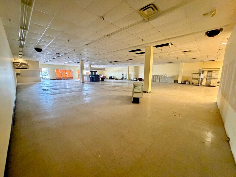 More Photos Of 5068 W Colonial Dr, Orlando Storefront For Sale