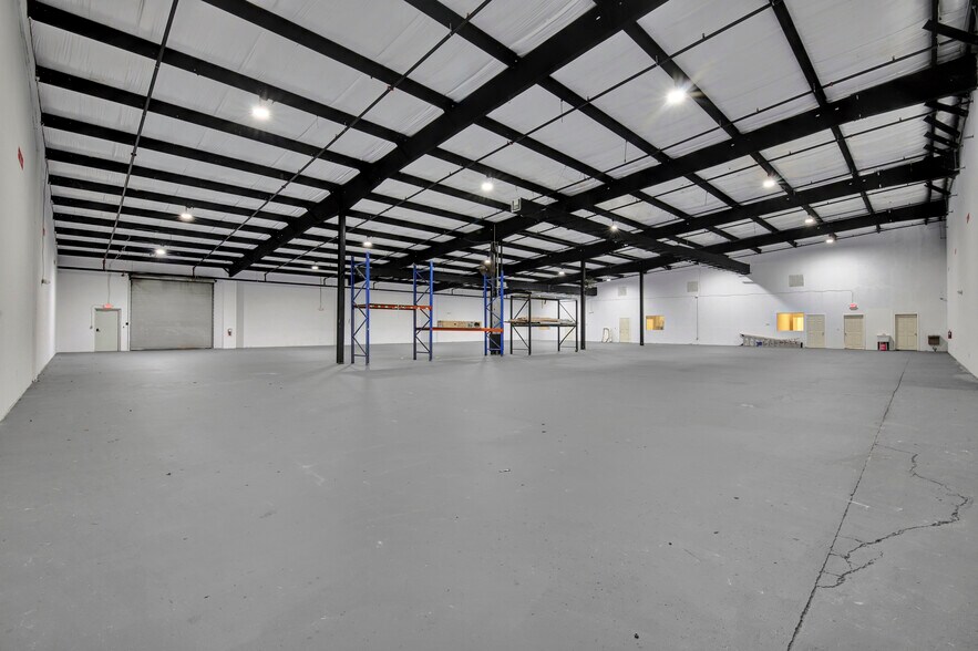 More Photos Of 901 Central Florida Pky, Orlando Warehouse For Lease