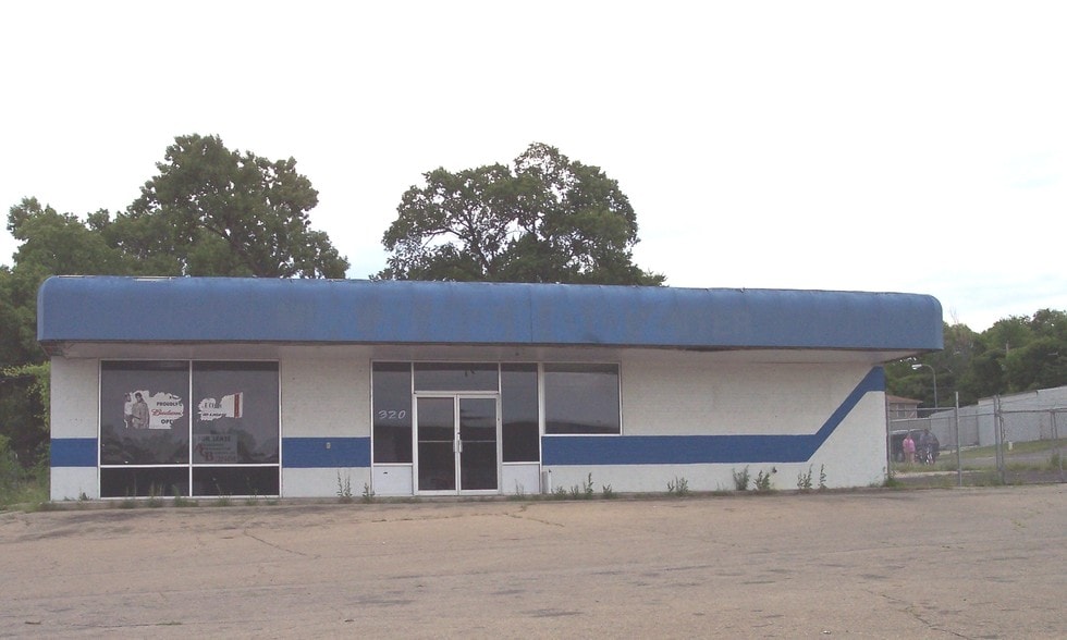 More Photos Of 320 SE 29th St, Topeka Auto Dealership For Lease