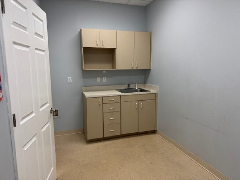 More Photos Of 927 Beville Rd, Daytona Beach Storefront Retail Office For Lease
