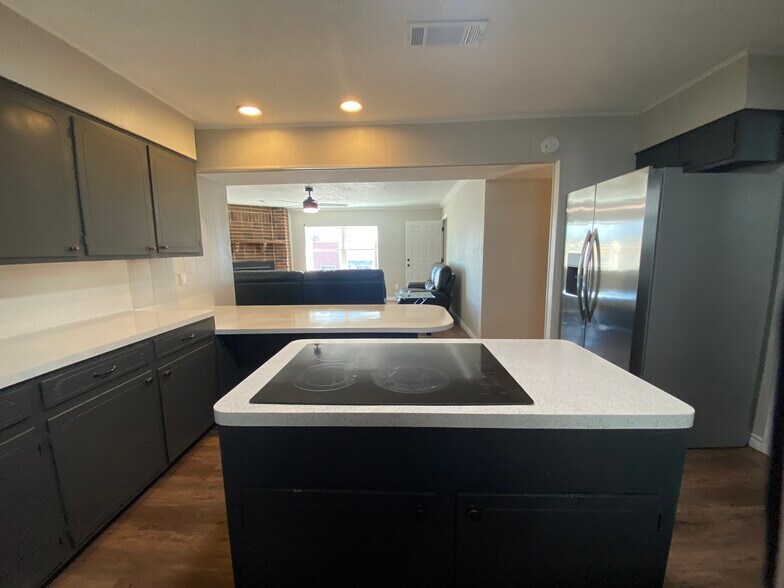 More Photos Of 1173 N Main St, Vidor Office For Lease