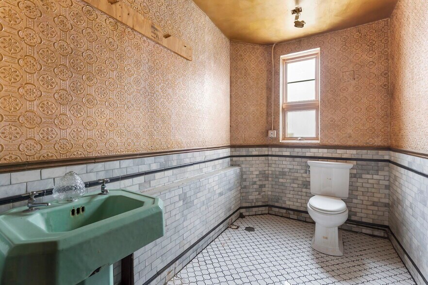 More Photos Of 408 W Walnut St, Springfield Storefront Retail Residential For Lease