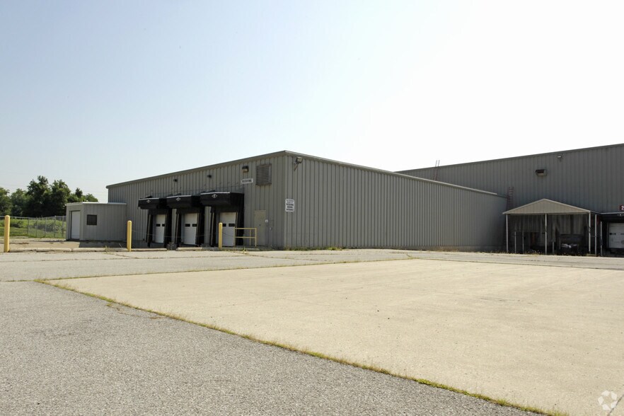 More Photos Of 6901 Riverport Dr, Louisville Manufacturing For Lease
