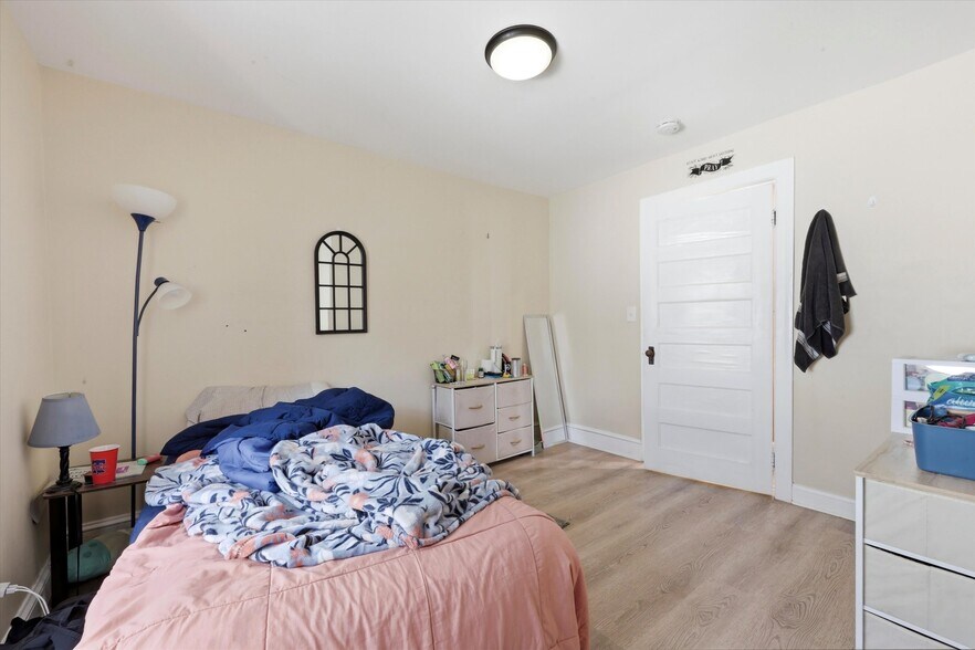 More Photos Of 24 W Stewart Ave, Lansdowne Specialty For Sale