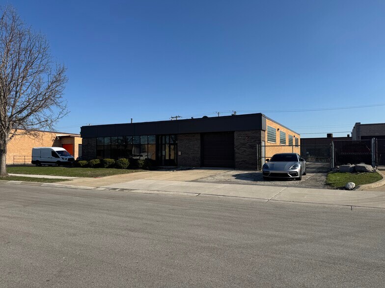 Primary Photo Of 945 Criss Cir, Elk Grove Village Light Manufacturing For Lease