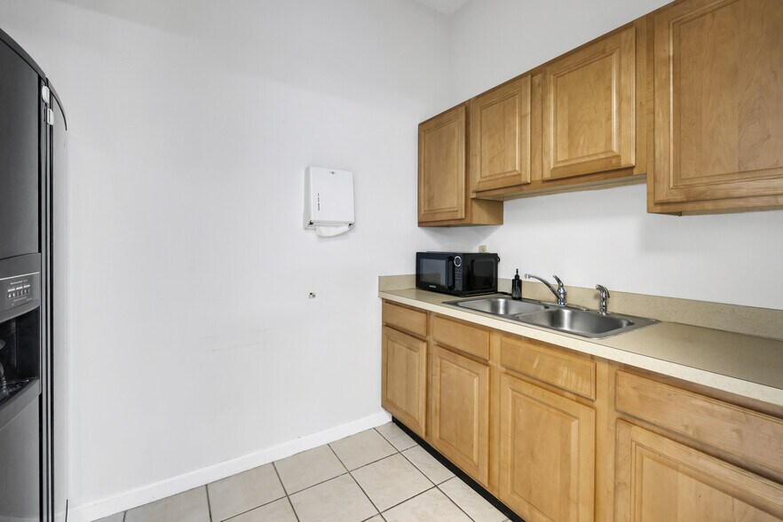 More Photos Of 7700 Square Lake Blvd, Jacksonville Office For Lease